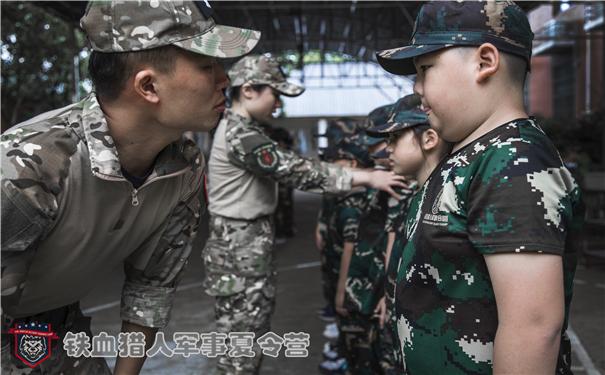 夏令营教官鼓励学生.jpg